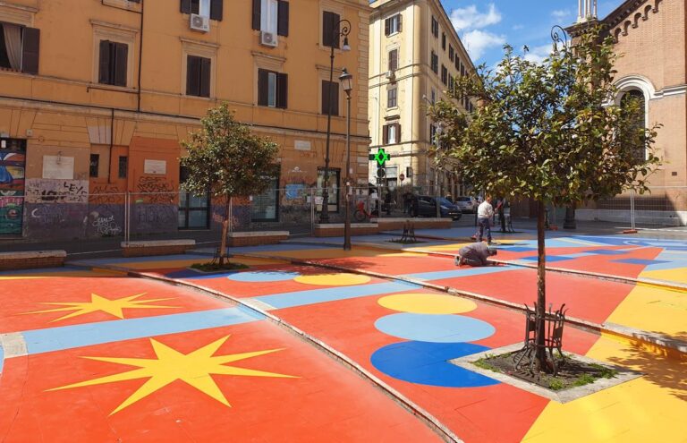 Realizzazione dell'opera di Leonardo Crudi in Piazza dell'Immacolata a Roma
