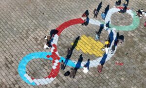 Latina, in Piazza Berlinguer l’Infinito a tre cerchi di Pistoletto