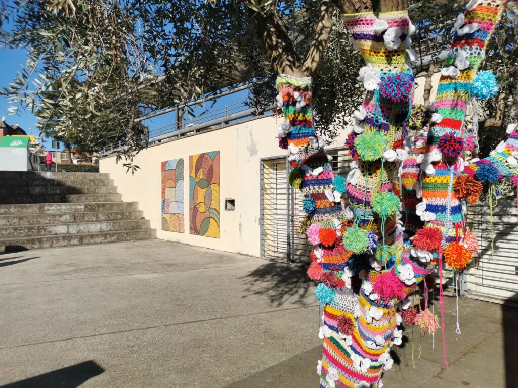 Opera di Mosaico e Yarn Bombing Art