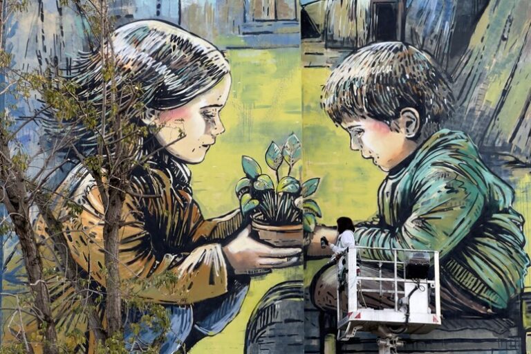 Opera "Nurturing Hope" di Alice Pasquini