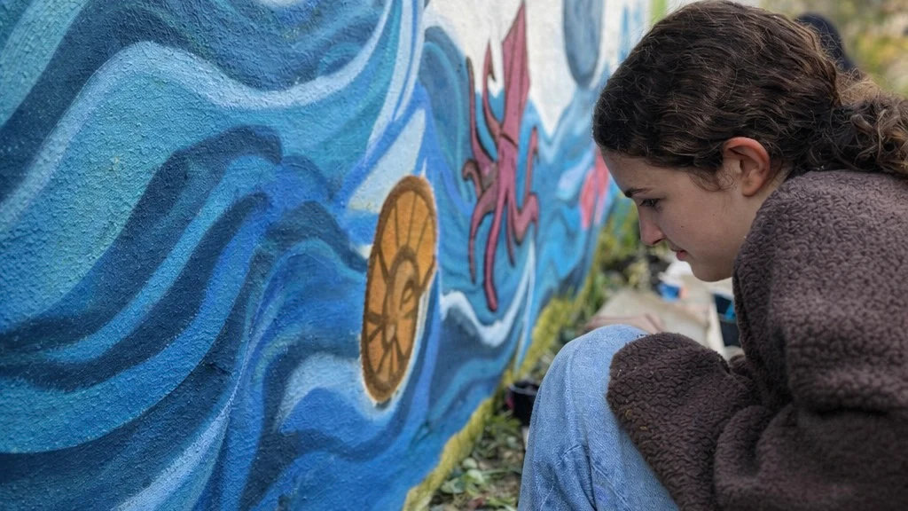 Murale su muro esterno ccon dettaglio dell'attività degli street artist