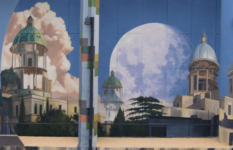 Vista complessiva del murale di Vesod a Napoli per il circuito ISAAC, con architetture urbane, cupole, luna e cielo notturno dipinti sulla facciata di un edificio.