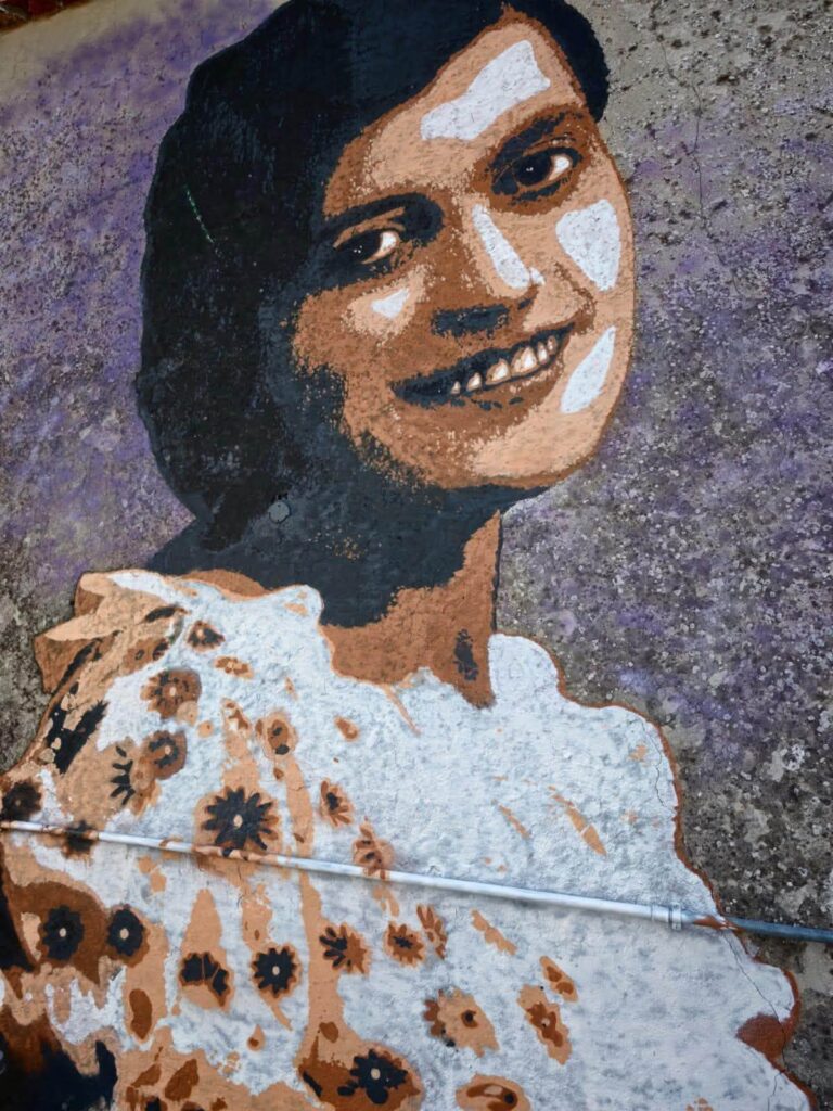 Murale di About Ponny dedicato all’ostetrica Serafina Melandri, conosciuta come zia Fina, nel centro di Torrebruna.