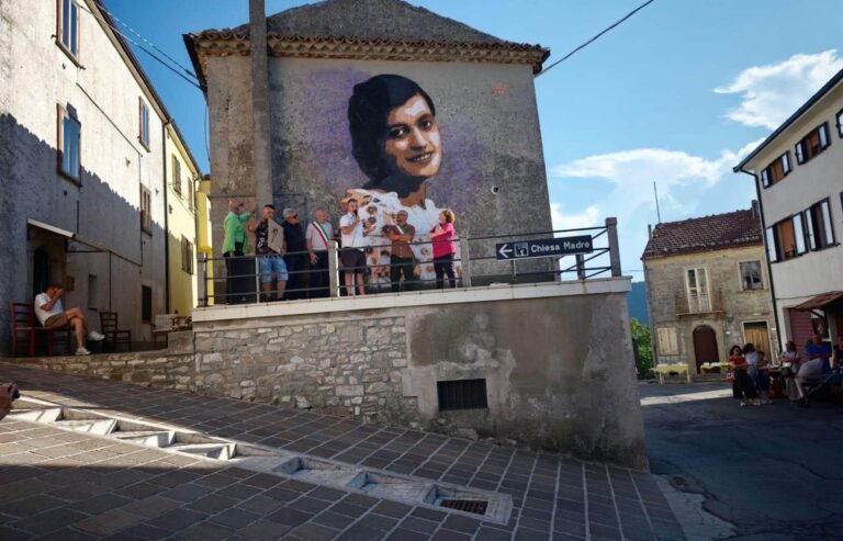 Murale di About Ponny dedicato all’ostetrica Serafina Melandri, conosciuta come zia Fina, nel centro di Torrebruna.