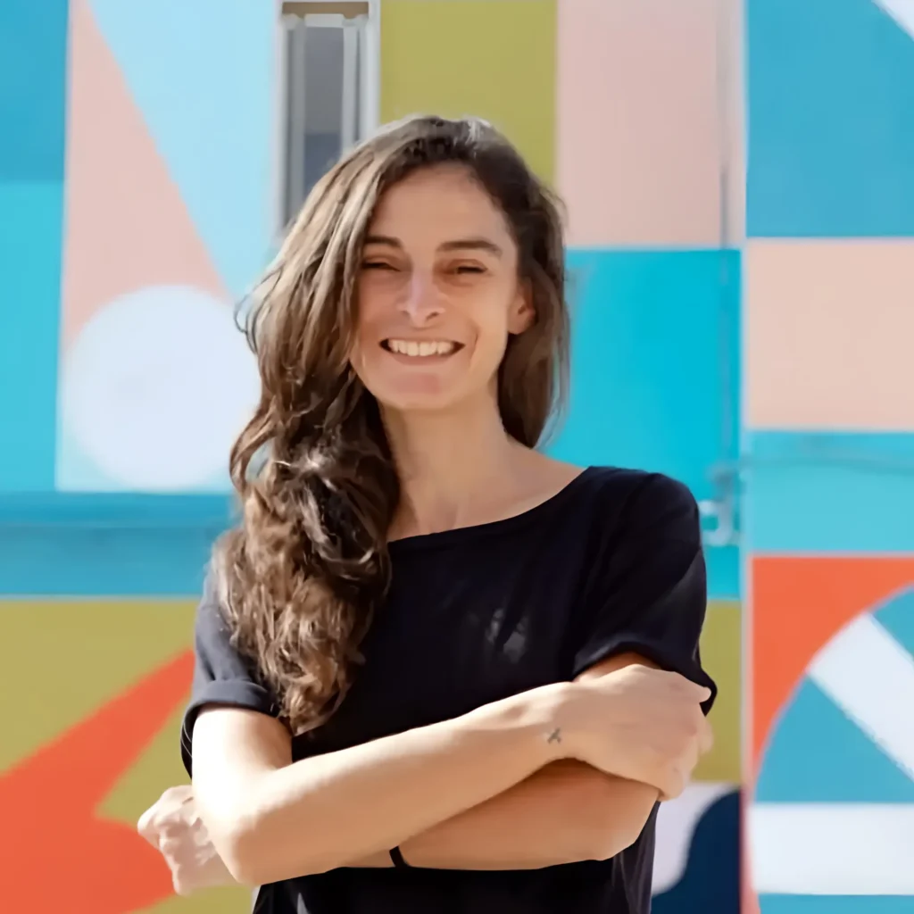 Murale Rinascita di Alice Lotti sulla facciata della casa-studio della ceramista Lidia Carlini, in via della Croce a Faenza.